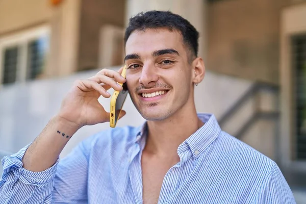 Jonge Spaanse Man Glimlacht Vol Vertrouwen Praten Smartphone Straat — Stockfoto