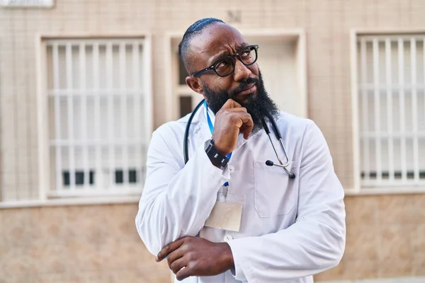 Uomo Afroamericano Indossando Uniforme Medico Stetoscopio Pensare Concentrato Sul Dubbio — Foto Stock