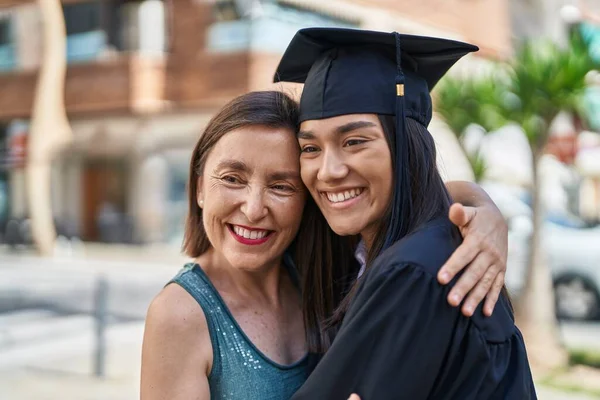 Two Women Mother Graduated Daughter Hugging Each Other Street — Foto Stock