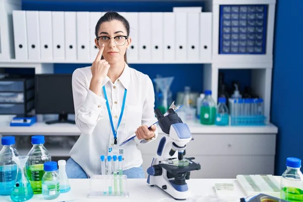 Jeune Femme Brune Travaillant Laboratoire Scientifique Pointant Vers Œil Vous — Photo
