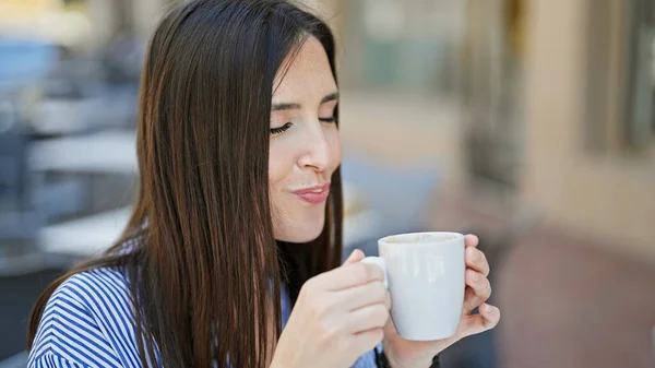 年轻美丽的惊慌失措的女人坐在咖啡店的阳台上喝咖啡 — 图库照片