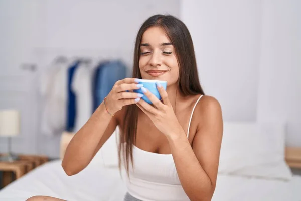 Joven Mujer Hispana Hermosa Bebiendo Taza Café Sentado Cama Dormitorio — Foto de Stock