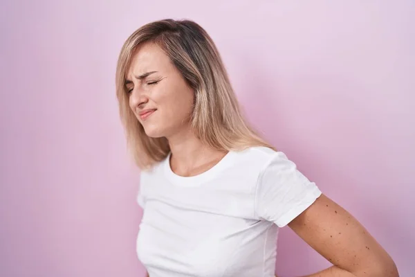 Young Blonde Woman Standing Pink Background Suffering Backache Touching Back — Φωτογραφία Αρχείου