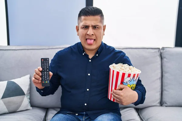 Hispánec Mladý Muž Jíst Popcorn Pomocí Řízení Vystrkovat Jazyk Šťastný — Stock fotografie