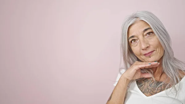 Orta Yaşlı Gri Saçlı Gülümseyen Kendine Güvenen Soyutlanmış Pembe Arka — Stok fotoğraf