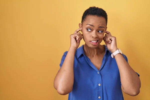 Sarı Arka Planda Dikilen Afrikalı Amerikalı Kadın Yüksek Sesli Müzik — Stok fotoğraf