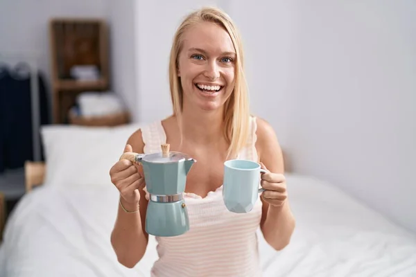 Młoda Biała Kobieta Pije Kawę Łóżku Uśmiecha Się Śmieje Głośno — Zdjęcie stockowe