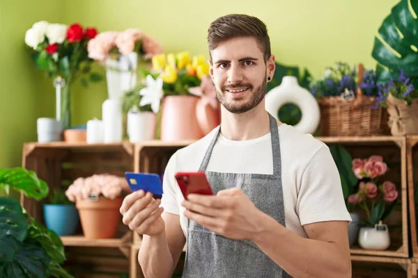 Young Caucasian Man Florist Using Smartphone Credit Card Flower Shop — Stock fotografie