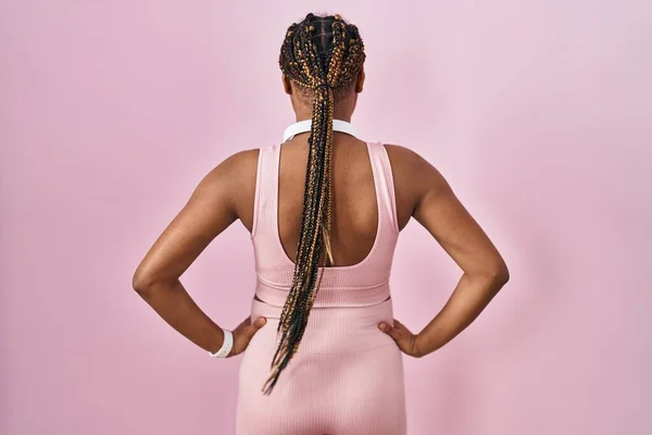 Femme Afro Américaine Avec Des Tresses Portant Des Vêtements Sport — Photo