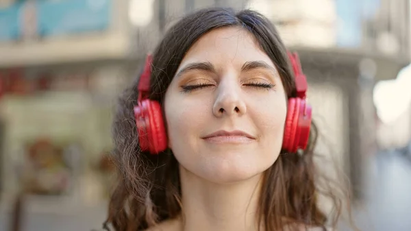 Joven Mujer Hispana Hermosa Escuchando Música Respirando Calle —  Fotos de Stock