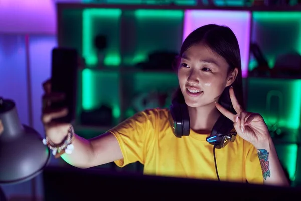 Chińska Kobieta Streamer Noszenie Słuchawki Zrobić Selfie Przez Smartfona Pokoju — Zdjęcie stockowe