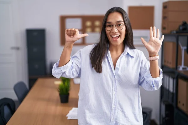 Молодая Латиноамериканка Офисе Показывается Показывает Пальцами Номер Шесть Улыбаясь Уверенно — стоковое фото