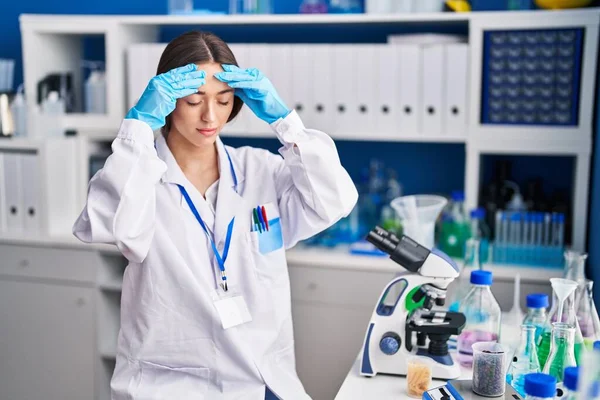 Ung Vacker Latinamerikansk Kvinna Forskare Stressade Arbetar Laboratoriet — Stockfoto