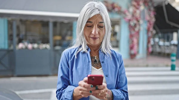 Μέση Ηλικία Γκρίζα Μαλλιά Γυναίκα Χρησιμοποιώντας Smartphone Σοβαρή Έκφραση Βεράντα — Φωτογραφία Αρχείου