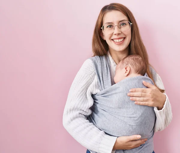 Genç Beyaz Bir Kadın Kucağında Bebek Taşıyor Olumlu Mutlu Görünüyor — Stok fotoğraf