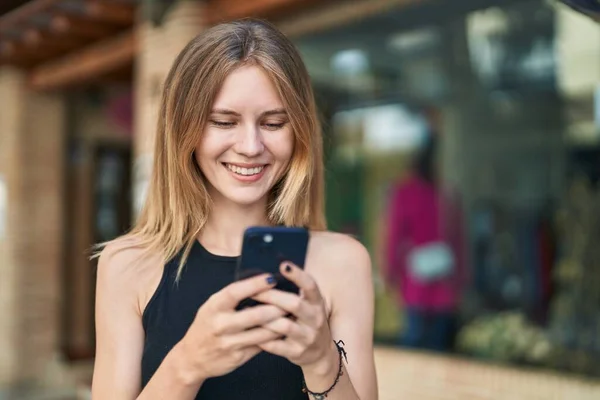 Jong Blond Vrouw Met Behulp Van Smartphone Glimlachen Straat — Stockfoto