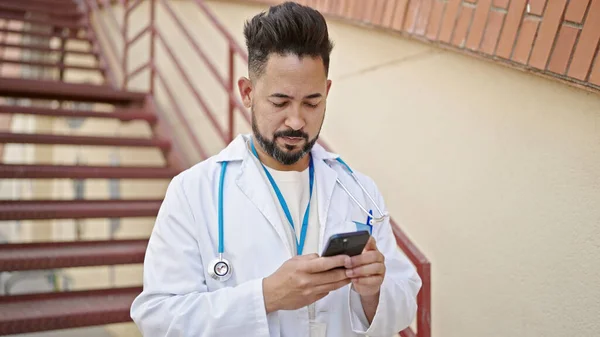 Mladý Latin Muž Lékař Pomocí Smartphone Nemocnici — Stock fotografie
