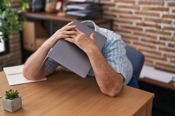 Hombre Pelo Gris Mediana Edad Trabajador Negocios Estresado Cabeza Cubierta — Foto de Stock