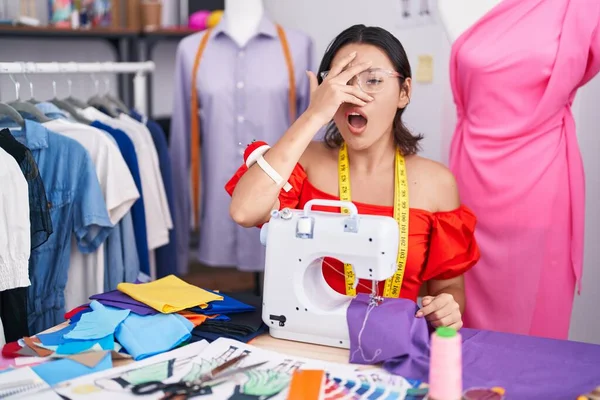 Латиноамериканская Девушка Дизайнер Одежды Помощью Швейной Машинки Подглядывая Шокирующие Закрывающие — стоковое фото