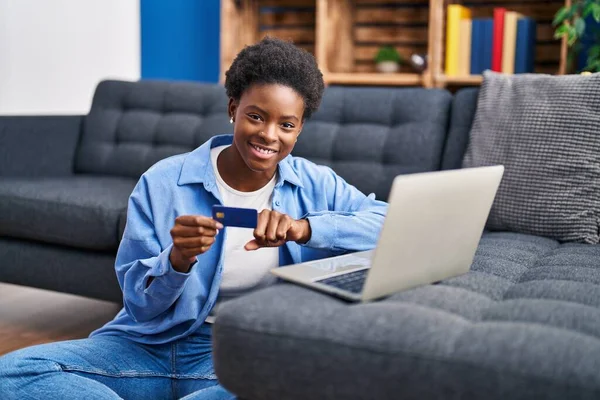 Mujer Afroamericana Usando Laptop Tarjeta Crédito Sentada Piso Casa — Foto de Stock