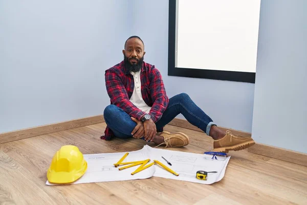 Afroameričan Sedící Podlaze Novém Domově Dívající Plány Uvolnil Vážným Výrazem — Stock fotografie