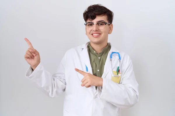 Jeune Homme Non Binaire Portant Uniforme Médecin Stéthoscope Souriant Regardant — Photo