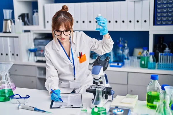 Laboratuvarda Test Tüpü Tutan Genç Bilim Kadını — Stok fotoğraf
