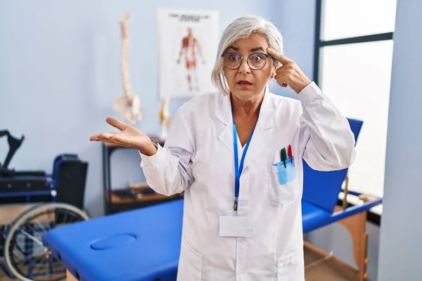 Middle Age Woman Grey Hair Working Pain Recovery Clinic Confused — Stock Photo, Image