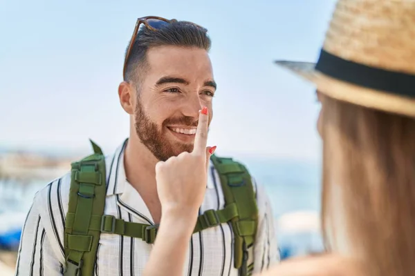 Man Woman Tourist Couple Smiling Confident Applying Sunscreen Face Seaside — Photo