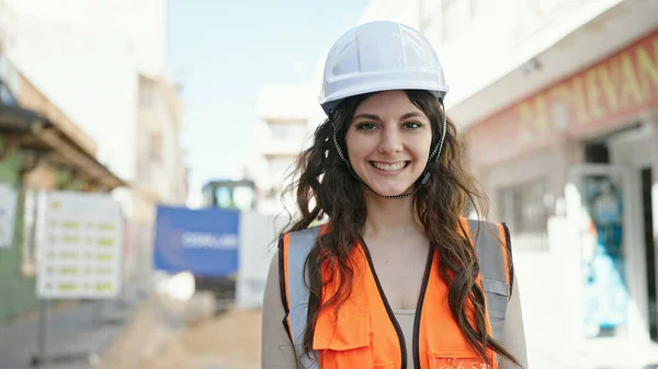 Jonge Mooie Spaanse Vrouw Bouwer Glimlachend Zelfverzekerd Staan Straat — Stockfoto