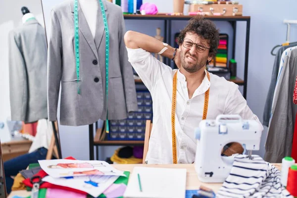 Young Hispanic Man Tailor Stressed Using Sewing Machine Clothing Factory — Stock Photo, Image