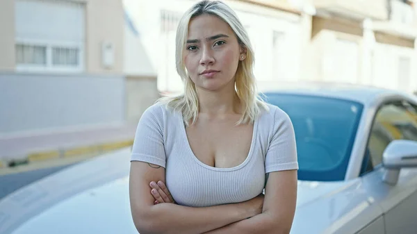 Fiatal Gyönyörű Spanyol Áll Autóval Komoly Arckifejezéssel Karokkal Keresztbe Tett — Stock Fotó
