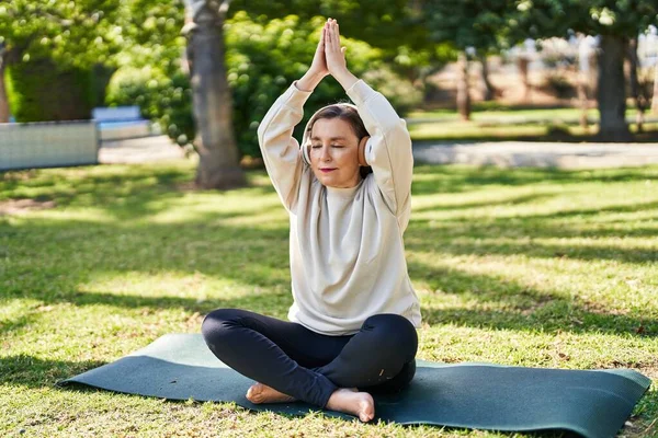 Femme Âge Moyen Faisant Exercice Yoga Assis Sur Herbe Parc — Photo