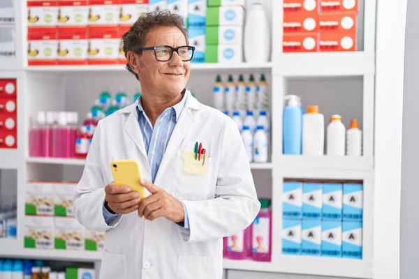 Hombre Mediana Edad Farmacéutico Sonriendo Confiado Usando Teléfono Inteligente Farmacia — Foto de Stock