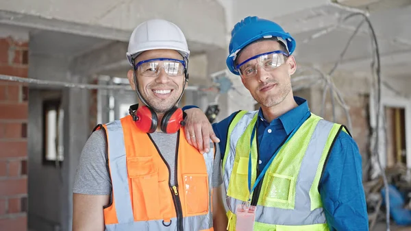 Deux Hommes Constructeurs Souriant Confiants Debout Ensemble Sur Chantier Construction — Photo