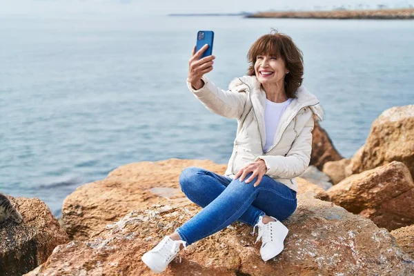 Middle Age Woman Make Selfie Smartphone Sitting Rock Seaside — Stock Photo, Image