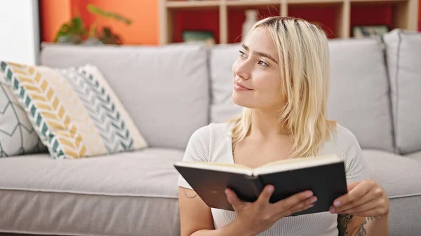 Young Beautiful Hispanic Woman Reading Book Sitting Floor Home — Stock Photo, Image