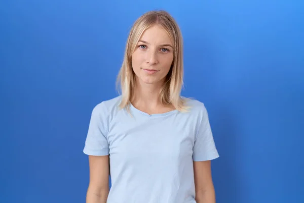 Günlük Mavi Tişört Giyen Beyaz Bir Kadın Yüzünde Ciddi Bir — Stok fotoğraf
