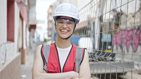Young Beautiful Hispanic Woman Builder Smiling Confident Standing Arms Crossed — ストック写真