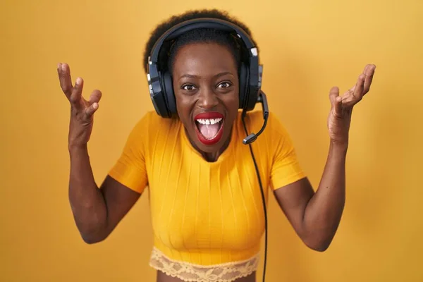 Afrikai Göndör Haj Áll Sárga Háttér Visel Fejhallgató Ünnepli Őrült — Stock Fotó