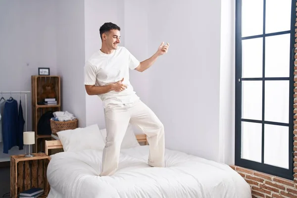 Молодий Іспаномовний Чоловік Посміхається Впевнено Танцює Ліжку Спальні — стокове фото