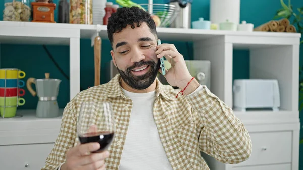 Jovem Hispânico Bebendo Copo Vinho Falando Smartphone Sala Jantar — Fotografia de Stock