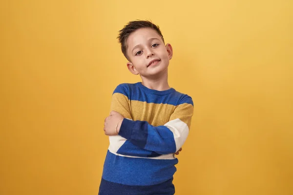 Маленький Хлопчик Стоїть Над Жовтим Тлом Щасливе Обличчя Посміхаючись Схрещеними — стокове фото