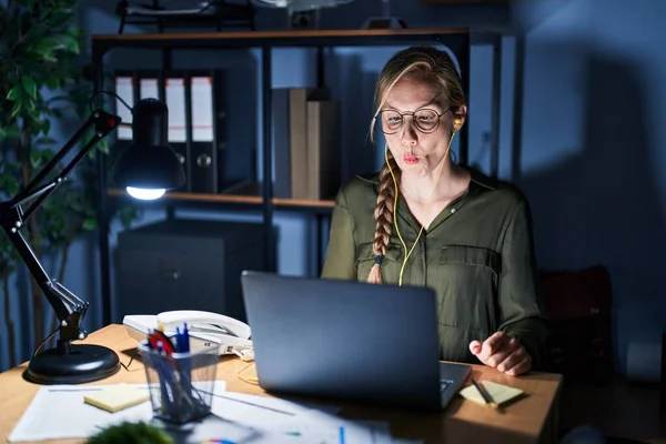 Mujer Rubia Joven Que Trabaja Oficina Por Noche Haciendo Cara —  Fotos de Stock