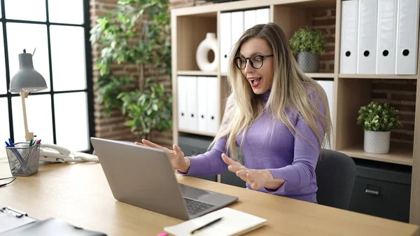 Ung Blond Kvinna Företagare Använder Bärbar Dator Med Överraskning Uttryck — Stockfoto