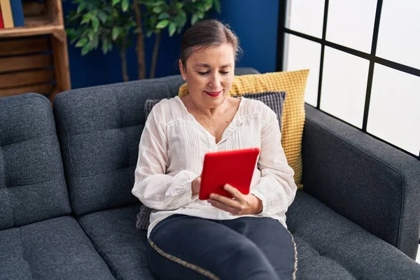 Middle Age Woman Using Touchpad Sitting Sofa Home — Foto Stock