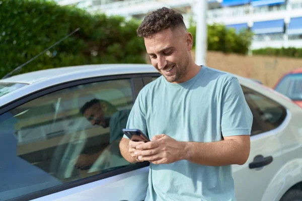 Young Hispanic Man Using Smartphone Leaning Car Street — Foto Stock