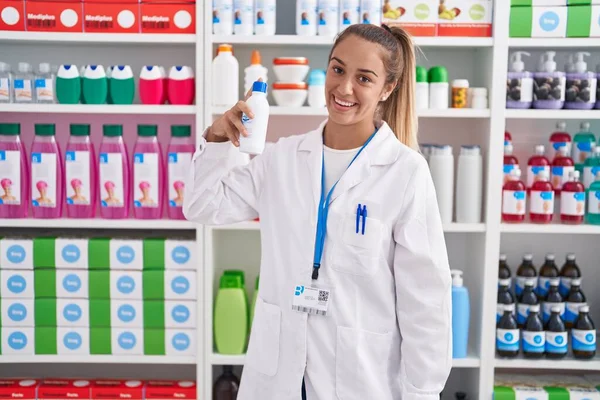 Young Beautiful Hispanic Woman Pharmacist Smiling Confident Holding Bottle Pharmacy — Fotografia de Stock