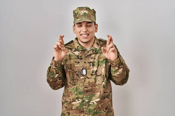 Młody Arabczyk Ubrany Mundur Wojskowy Kamuflażu Trzymający Kciuki Uśmiechnięty Nadzieją — Zdjęcie stockowe