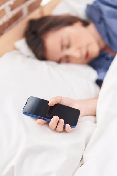 Frau Mittleren Alters Hält Smartphone Schlafend Schlafzimmer — Stockfoto